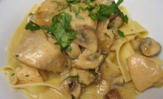 Куриное филе с грибами в сливках