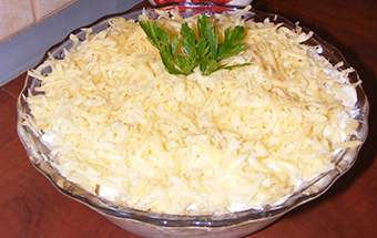 Салат с грибами, курицей, яйцами и сыром