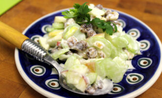 Салат из сельдерея с яблоком и орехами