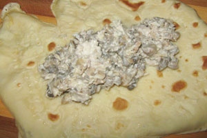 Салат с курицей, грибами и грецкими орехами
