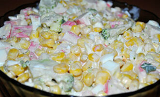Крабовый салат с оливками