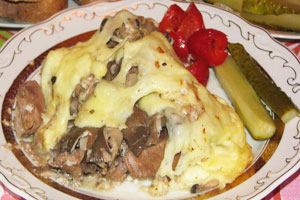 Картошка с мясом и грибами в духовке
