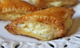 Слойки с творогом из слоеного теста