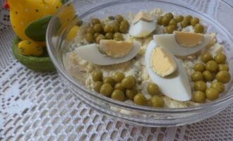 Салат с маринованными грибами и курицей