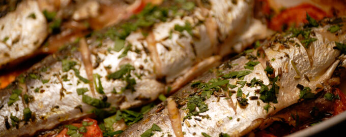 Запеченная скумбрия с луком
