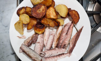 Запеченная скумбрия с картошкой