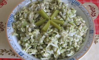 Салат с пекинской капустой и тунцом