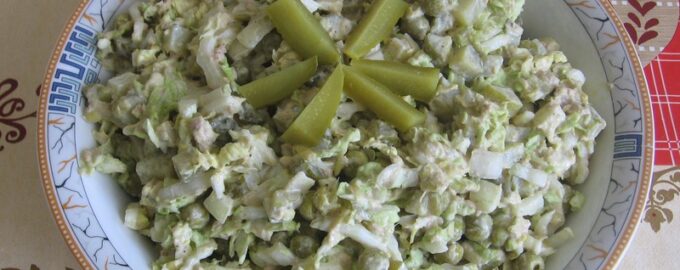 Салат с пекинской капустой и тунцом