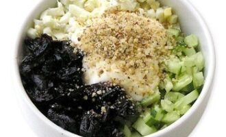 Салат с курицей, черносливом и огурцом