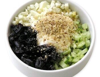Салат с курицей, черносливом и огурцом