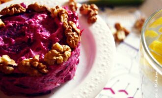 Салат из свеклы с черносливом и грецкими орехами