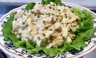 Салат с яйцами и печенью трески