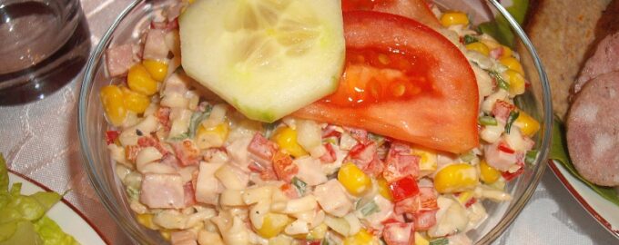Салат с макаронами и ветчиной