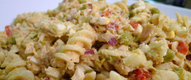 Салат с тунцом и макаронами