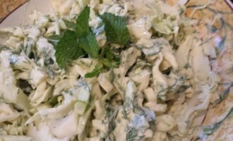 Салат с яйцом и капустой