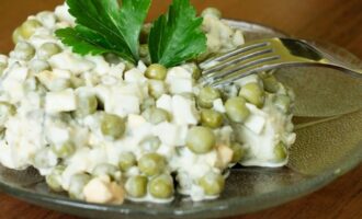 Салат с горошком и яйцом