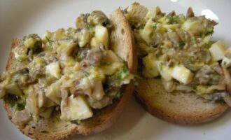 Салат с яйцами и грибами