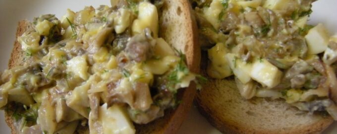 Салат с яйцами и грибами