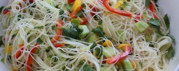 Салат с рисовой лапшой