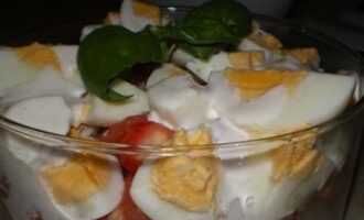 Салат из помидоров и яиц
