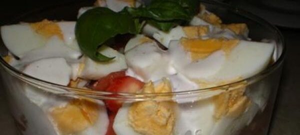 Салат из помидоров и яиц