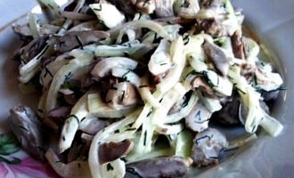 Салат с сердцем и маринованным луком