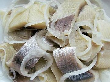 Селедка, маринованная с луком