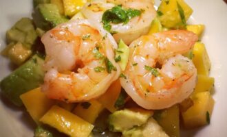 Салат из манго с креветками