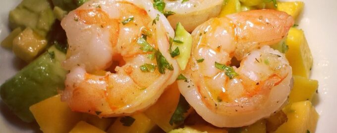 Салат из манго с креветками