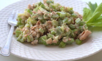 Салат с тунцом и сельдереем