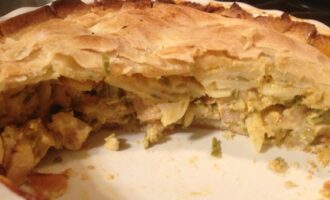 Пирог из жидкого теста с консервами и картошкой