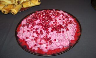 Салат с гранатом и свеклой