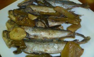 Скумбрия, вареная в луковой шелухе