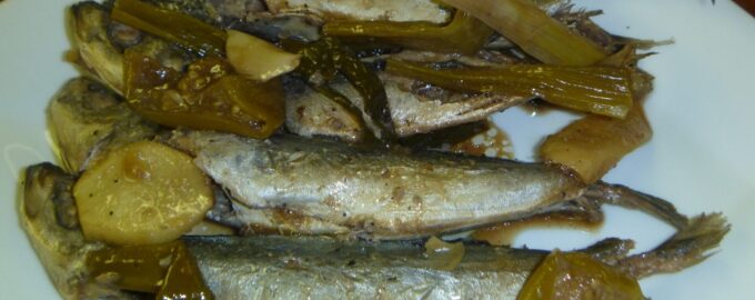 Скумбрия, вареная в луковой шелухе