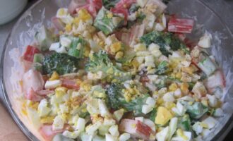 Салат с брокколи и крабовыми палочками