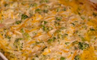 Запеканка из лосося, брокколи и спаржи в сливочном соусе