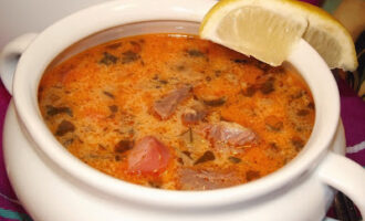 Солянка мясная с грибами