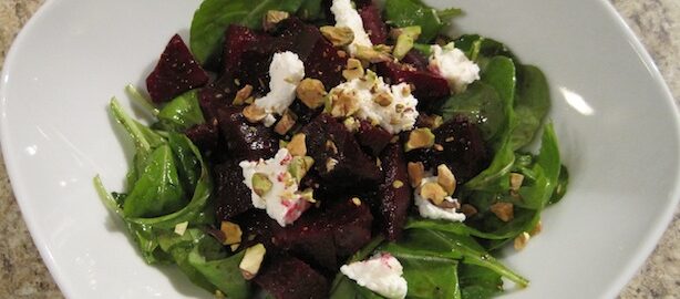 Салат с рукколой и свеклой