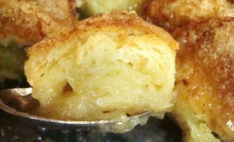 Круассаны из слоеного теста с яблоками