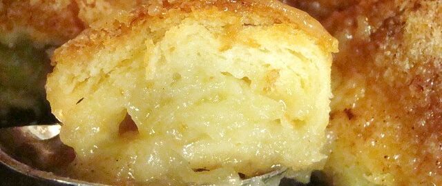 Круассаны из слоеного теста с яблоками