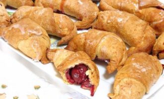 Круассаны с вишней