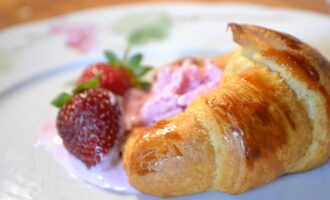 Круассаны с клубникой