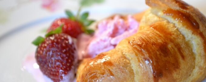 Круассаны с клубникой