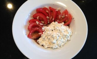 Салат с творогом и помидорами