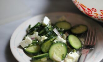 Салат с брынзой и огурцами
