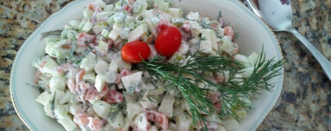 Салат с семгой и свежим огурцом