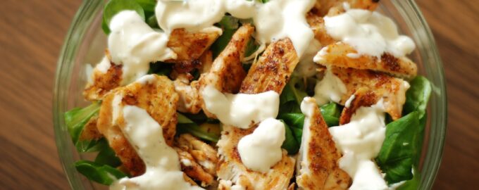 Салат с куриной грудкой и сухариками