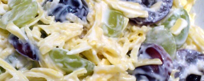 Салат с виноградом и сыром