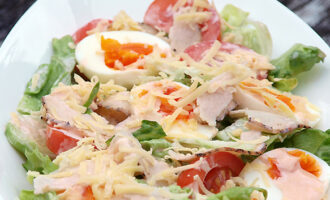 Салат с курицей, помидорами и сыром
