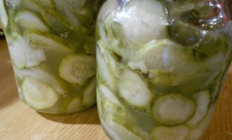 Сырой салат из огурцов на зиму